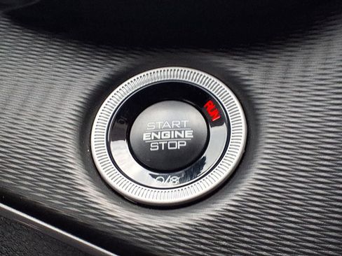 Used 2025 Jeep Grand Cherokee Altitude RWD image 9