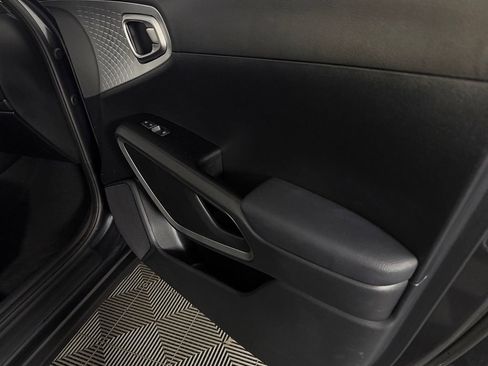 Used 2025 Kia Soul LX w/ LX Technology Package FWD image 32