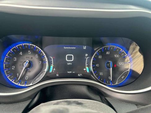 Used 2026 Chrysler Pacifica Select FWD image 12