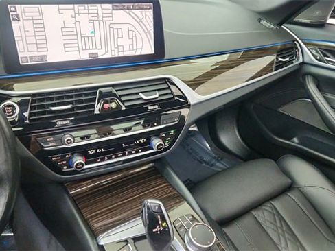 Used 2023 BMW 530e xDrive w/ Premium Package image 43