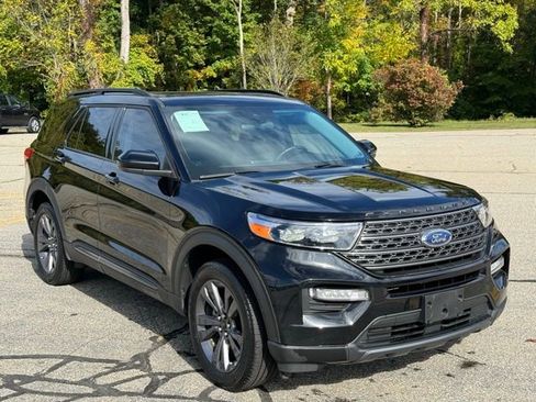 Used 2023 Ford Explorer XLT w/ XLT Sport Appearance Package AWD/4WD image 3