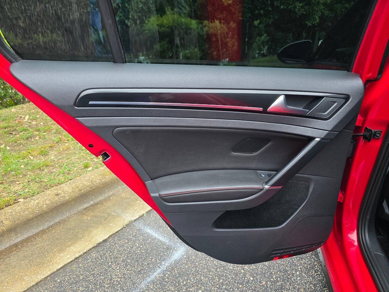 Used 2017 Volkswagen GTI SE FWD image 27