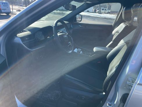 Used 2023 Jeep Grand Cherokee L Laredo image 9