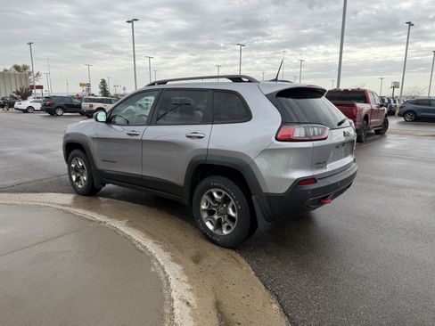Used 2019 Jeep Cherokee Trailhawk AWD/4WD image 3