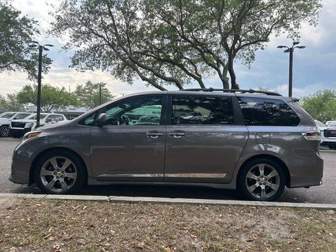 Used 2015 Toyota Sienna SE w/ SE Preferred Package FWD image 2
