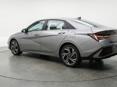 Used 2025 Hyundai Elantra Limited image 6