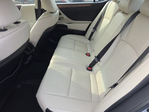 Used 2025 Lexus ES 300h w/ Accessory Package (Z1) FWD image 5