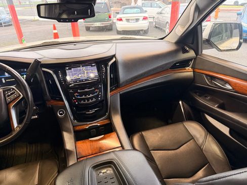 Used 2016 Cadillac Escalade Premium image 13