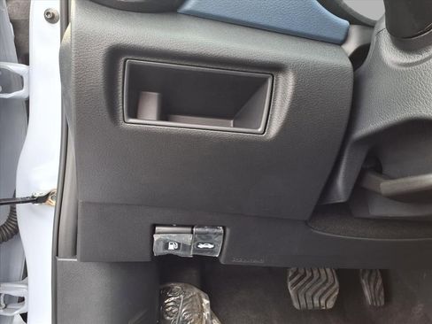 New 2025 Nissan Versa SV w/ Trunk Package FWD image 17