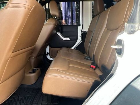 Used 2015 Jeep Wrangler Unlimited Rubicon w/ Connectivity Group AWD/4WD image 23