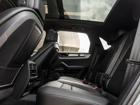 Certified 2024 Porsche Cayenne AWD/4WD image 36