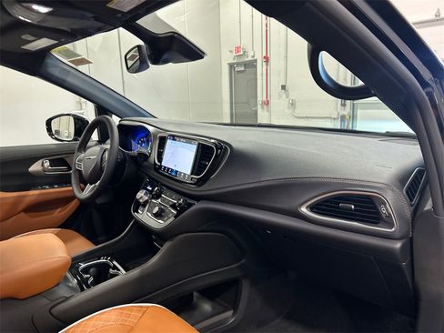 New 2026 Chrysler Pacifica Pinnacle image 33