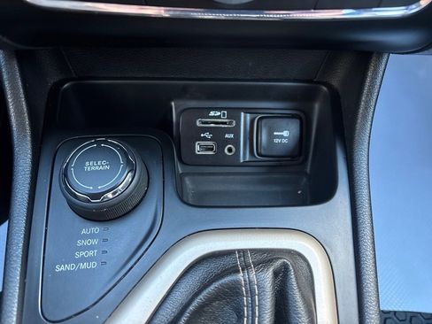 Used 2017 Jeep Cherokee Latitude w/ Comfort/Convenience Group image 37