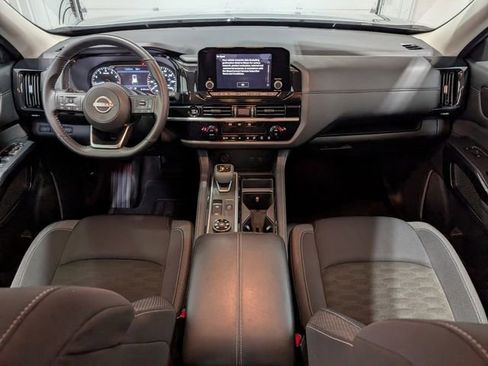 Used 2025 Nissan Pathfinder SV image 12