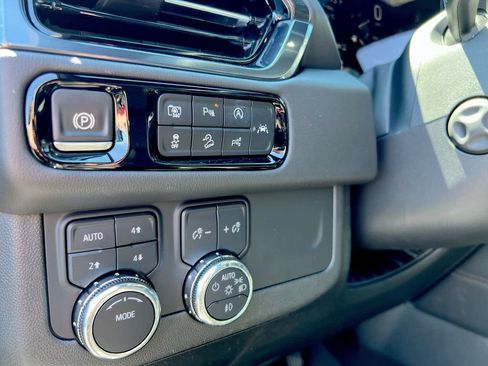Used 2025 GMC Yukon XL AT4 w/ AT4 Premium Package AWD/4WD image 16