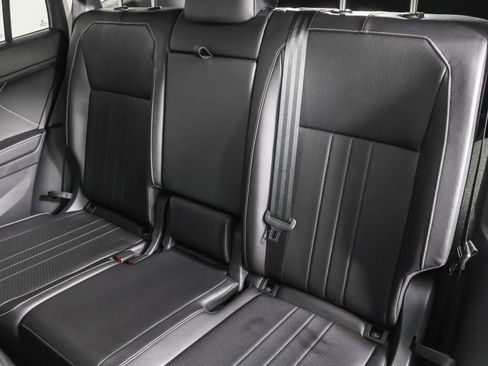 Used 2024 Volkswagen Tiguan SE image 34