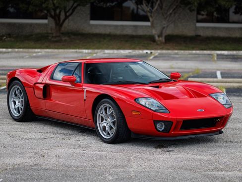 Used 2005 Ford GT RWD image 17