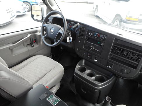 Used 2016 Chevrolet Express 2500 RWD image 21