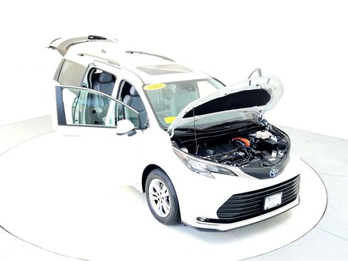 Certified 2024 Toyota Sienna XLE w/ XLE Plus Package image 21
