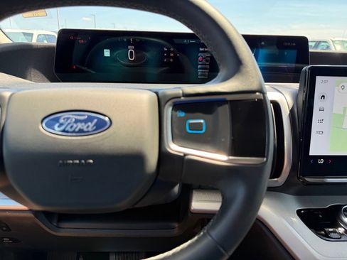 Used 2025 Ford Expedition Active AWD/4WD image 24