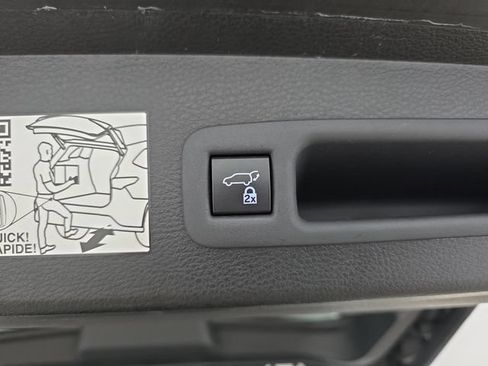 Certified 2023 Toyota Sienna XLE FWD image 33