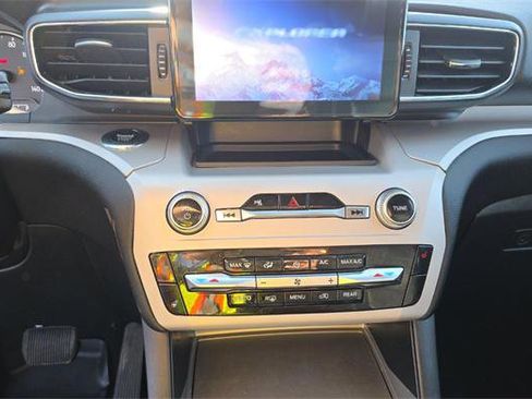 Used 2023 Ford Explorer XLT w/ Equipment Group 202A AWD/4WD image 11
