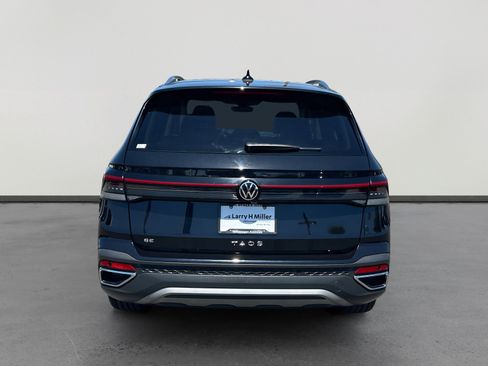 Used 2025 Volkswagen Taos SE w/ Panoramic Sunroof Package FWD image 4