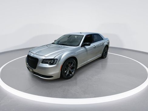 Used 2020 Chrysler 300 Touring w/ Sport Appearance Package RWD image 4