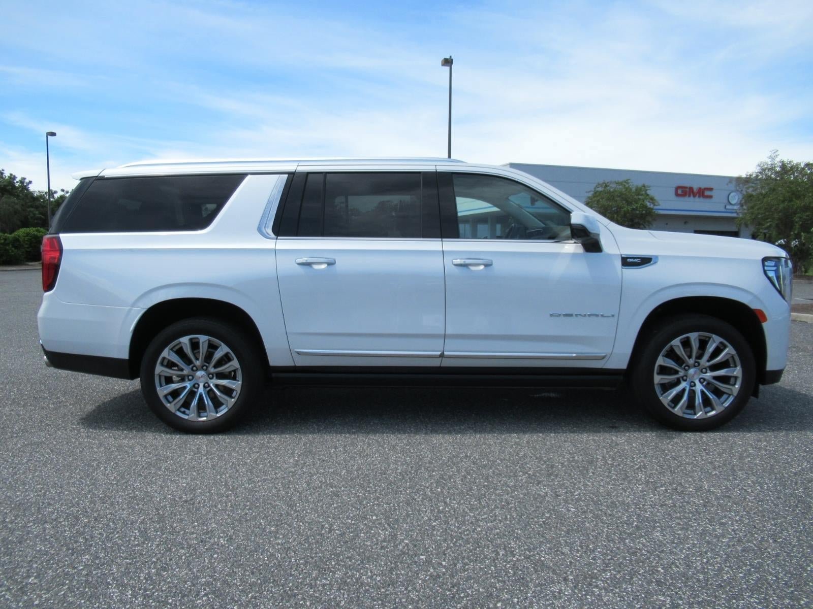 Used 2024 GMC Yukon XL Denali RWD image 2