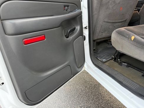 Used 2006 GMC Sierra 3500 SLE w/ Heavy-Duty Power Package image 16