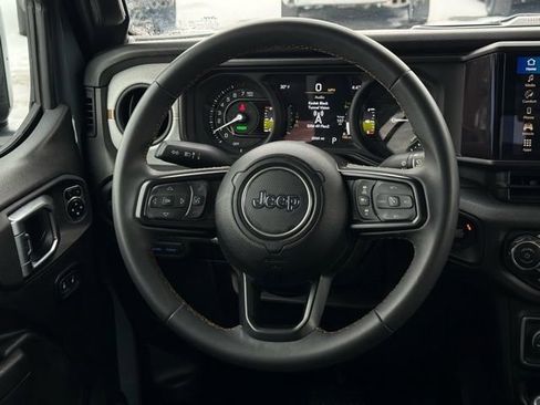 Used 2024 Jeep Wrangler Unlimited image 5