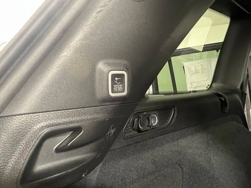 Used 2022 Jeep Grand Cherokee Overland w/ Luxury Tech Group IV AWD/4WD image 15
