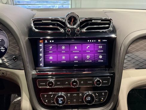 Used 2022 Bentley Bentayga AWD/4WD image 17