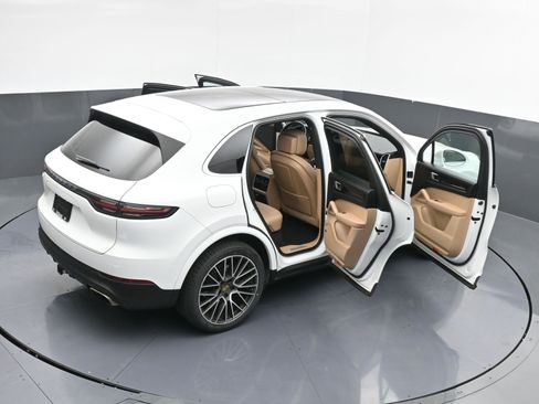 Used 2022 Porsche Cayenne image 49