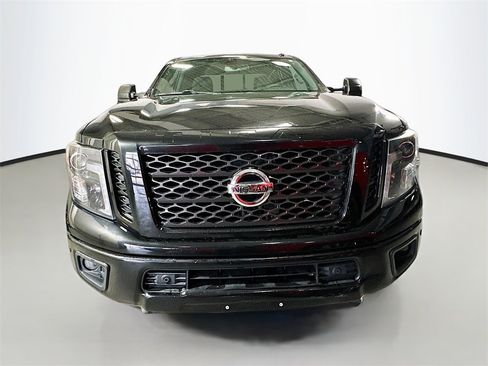 Used 2018 Nissan Titan SV w/ SV Convenience Package image 4