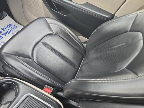 Used 2023 Chrysler Pacifica Touring-L FWD image 35
