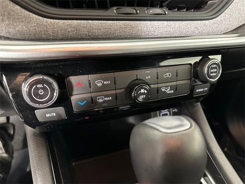 Used 2024 Jeep Compass Latitude image 31