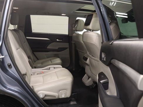 Used 2018 Toyota Highlander XLE w/ Carpet Mat Package (TMS) image 16