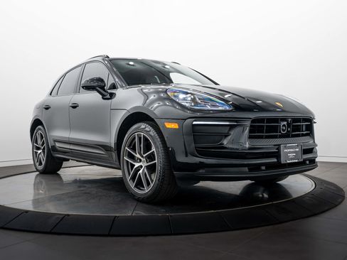 Certified 2024 Porsche Macan AWD/4WD image 9
