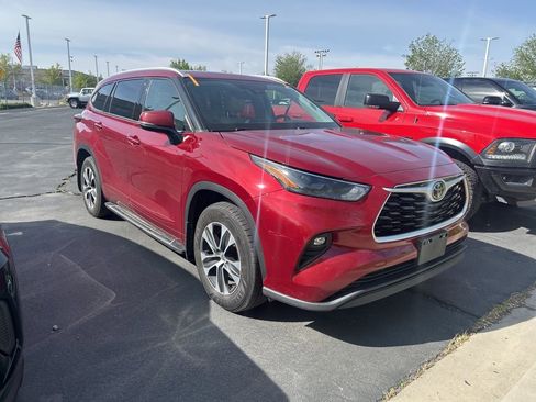 Used 2022 Toyota Highlander XLE image 2