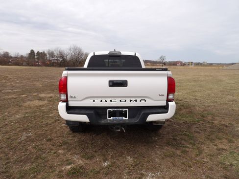 Used 2017 Toyota Tacoma TRD Sport w/ Tow Package image 7