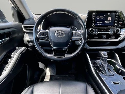 Used 2021 Toyota Highlander XLE FWD image 8
