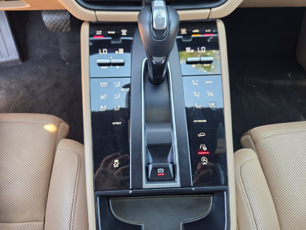 Used 2023 Porsche Macan Turbo AWD/4WD image 20