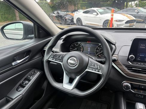 Used 2025 Nissan Altima 2.5 SV FWD image 34