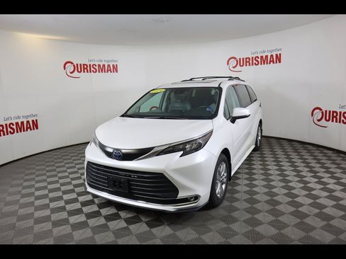 Used 2024 Toyota Sienna XLE w/ XLE Plus Package AWD/4WD image 1