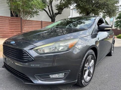 Used 2017 Ford Focus SE FWD image 2