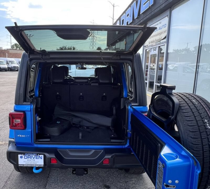 Used 2023 Jeep Wrangler Unlimited Sahara w/ Cold Weather Group AWD/4WD image 33