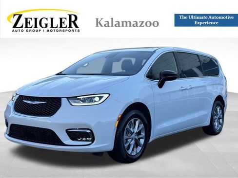 New 2026 Chrysler Pacifica Select image 1