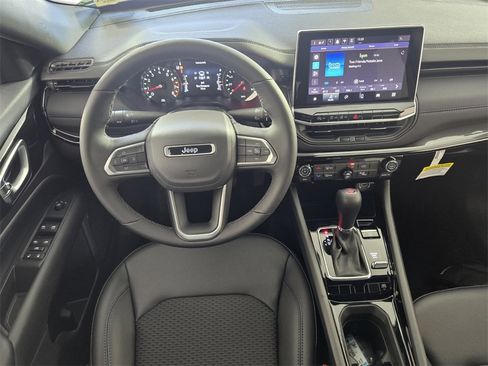 New 2026 Jeep Compass Latitude image 9