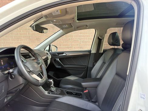 Used 2022 Volkswagen Tiguan SE w/ Panoramic Sunroof Package FWD image 11